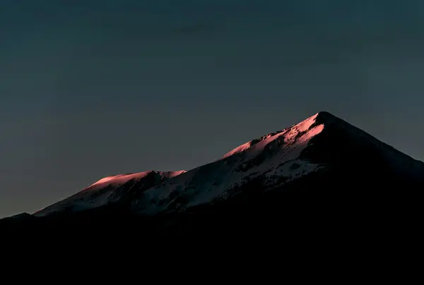 Pico iluminado pela luz rosada do entardecer
