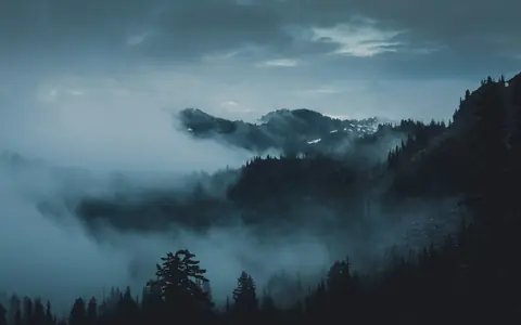 Montanhas na névoa