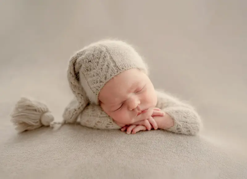 Ensaio newborn: bebê dormindo com touca de tricô