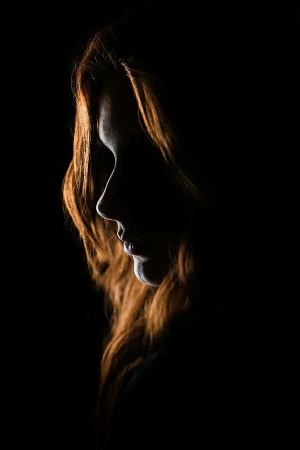 Retrato de perfil em luz de recorte